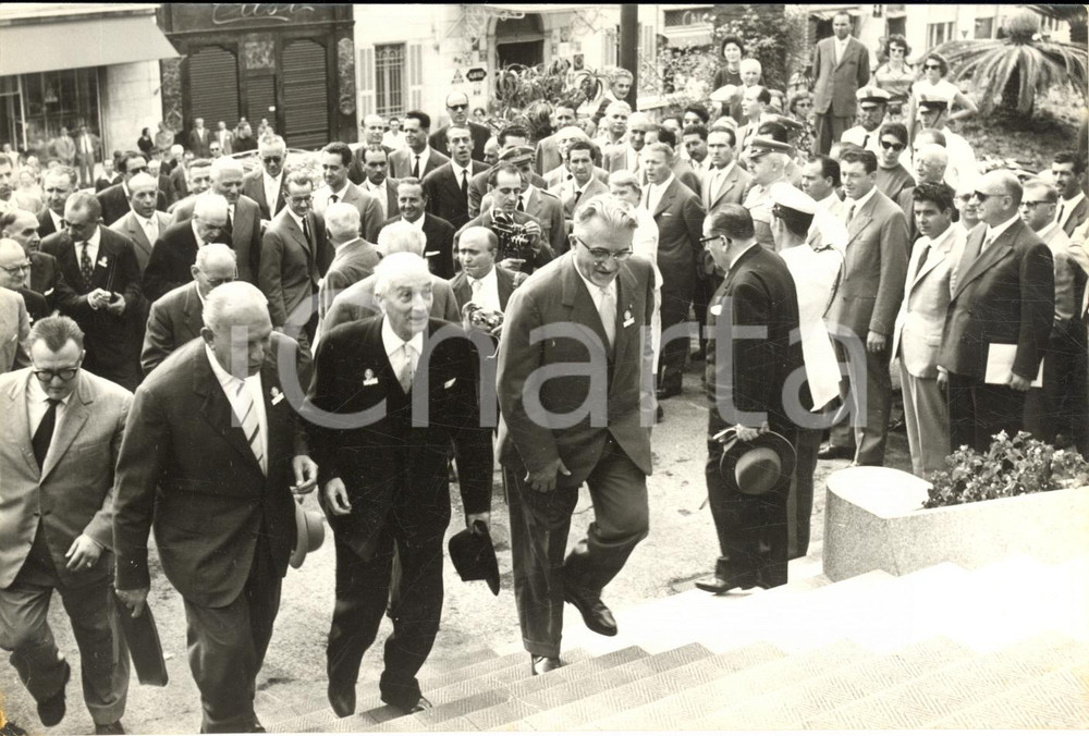 1959 SANREMO Antonio SEGNI e Camillo GIARDINA arrivano al Congresso di Pediatria  Fotografia d'epoca con didascalia coeva al verso.L'immagine &egrave; stata scattata al Teatro dell'Opera del Casin&ograve; di Sanremo.  CONDIZIONI: G FORMATO:  18x12 cm     originale e autentica 1