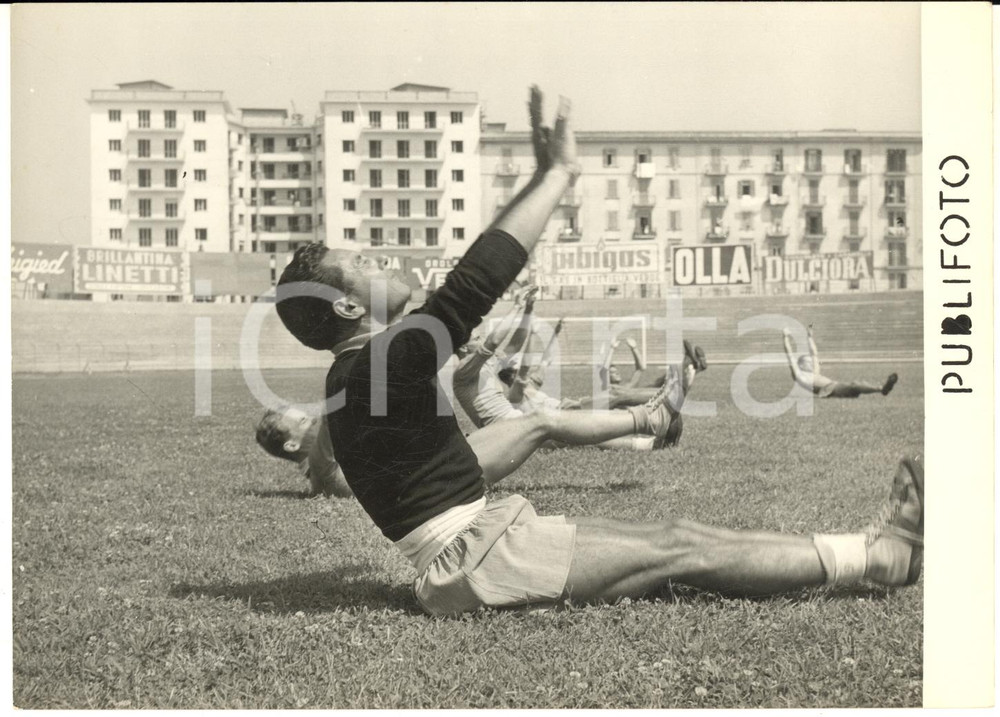 1960 ca CALCIO NAPOLI Portiere Ottavio BUGATTI in allenamento - Foto 18x13 cm  Fotografia d'epoca.   CONDIZIONI: G     originale e autentica 1