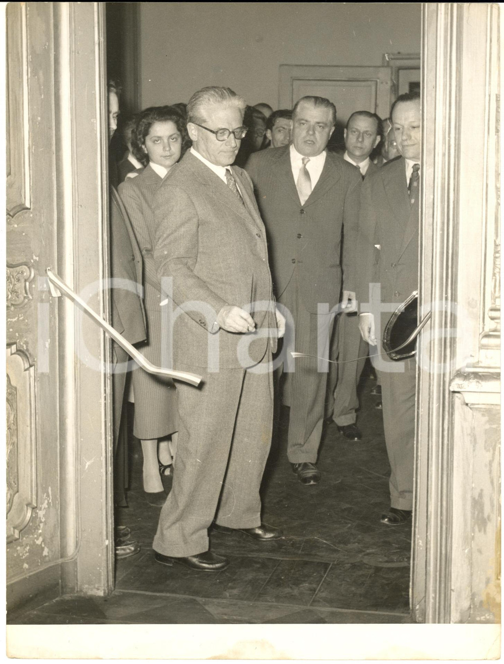1954 MILANO Sede Democrazia Cristiana - Giovanni GRONCHI inaugura nuove sale  Fotografia d'epoca con didascalia coeva al verso.   CONDIZIONI: FAIR (piegature marginali e tracce di umidit&agrave;) FORMATO: 18x24 cm     originale e autentica 1