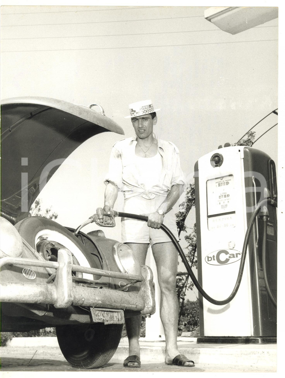 1966 GOVERNOLO (MN) Calciatore William NEGRI alla pompa di benzina di famiglia  Fotografia d'epoca con didascalia coeva al verso.   CONDIZIONI: G (ma lievi macchie di inchiostro) FORMATO: 18x24 cm     originale e autentica 1