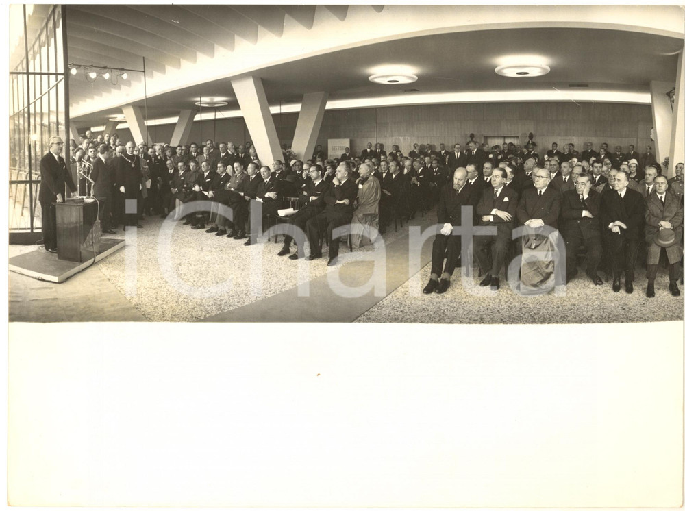 1960 MILANO Fiera Campionaria - Silvio COGGI tiene il discorso inaugurale *Foto  Fotografia d'epoca con didascalia coeva al verso.   CONDIZIONI: FAIR (lievi piegature) FORMATO: 24x18 cm     originale e autentica 1