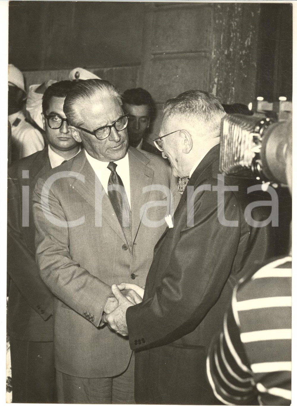 1959 ROMA Giovanni GRONCHI si reca alla camera ardente di don Luigi STURZO *Foto  Fotografia d'epoca con didascalia coeva al verso.  CONDIZIONI: G (minimo strappo al margine sinistro) FORMATO: 13x18 cm     originale e autentica 1