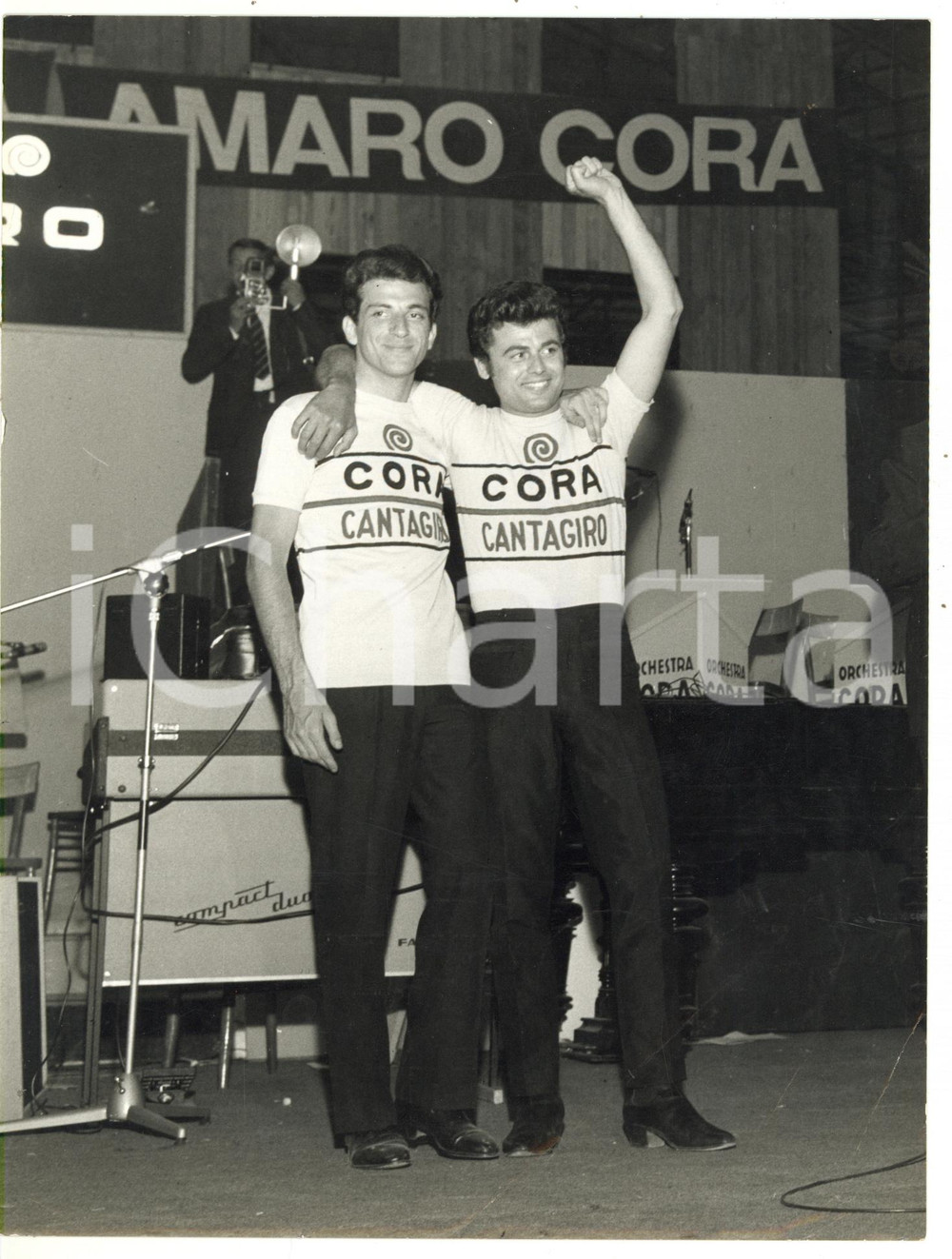 1966 GENOVA V CANTAGIRO - LITTLE TONY e MICHELE (Gianfranco MAISANO) sul palco  Fotografia d'epoca, con didascalia coeva al verso.  CONDIZIONI: POOR (piegatura all'angolo inferiore destro)FORMATO: 18x24 cm     originale e autentica 1