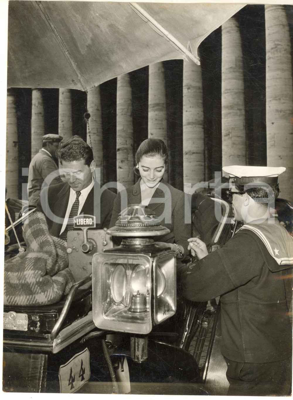 1956 ROMA SAN PIETRO Jean-Pierre AUMONT e Marisa PAVAN in luna di miele - Foto Fotografia d'epoca con didascalia coeva al verso.  CONDIZIONI: FAIR (lievi piegature)FORMATO:  18x24 cm    originale e autentica 1