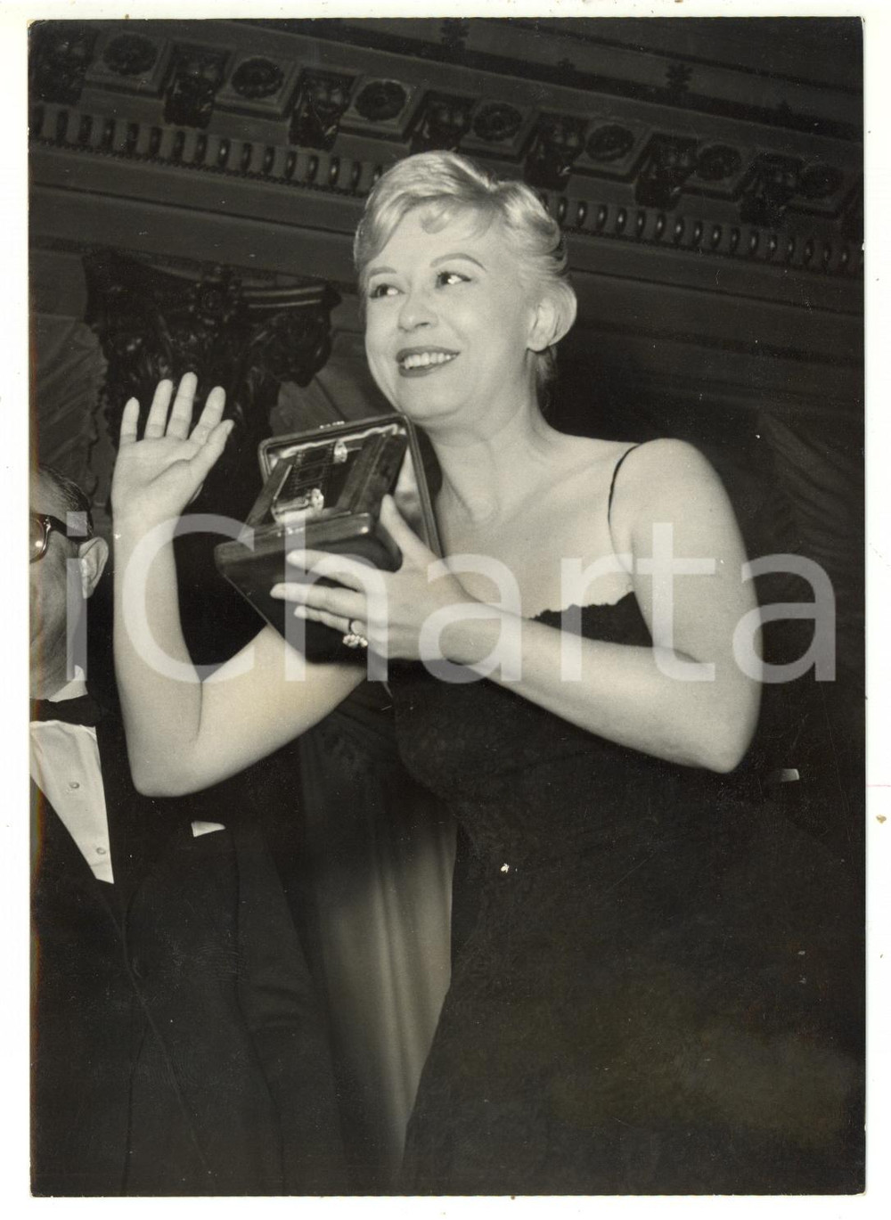 1958 ROMA Giulietta MASINA riceve Nastro d'argento per "Le notti di Cabiria"  Fotografia d'epoca, con didascalia coeva al verso.  CONDIZIONI: FAIR (piegature al margine superiore)FORMATO: 13x18 cm     originale e autentica 1
