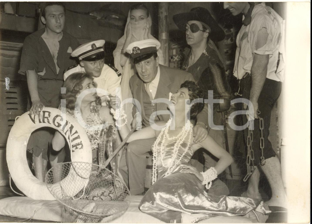 Fotografia d epoca originale 1957 PARIS ThÃ©Ã¢tre DAUNOU  FERNANDEL avec les interprÃ¨tes de Virginie Photo 1