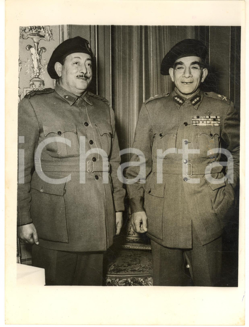 1954 CAIRO President Mohamed NAGUIB Col. Salah HATATA with new Infantry beret  Fotografia d'epoca con didascalia coeva al verso.   CONDIZIONI: G (ma sovraimpressione circolare)FORMATO: 15x20 cm     originale e autentica 1