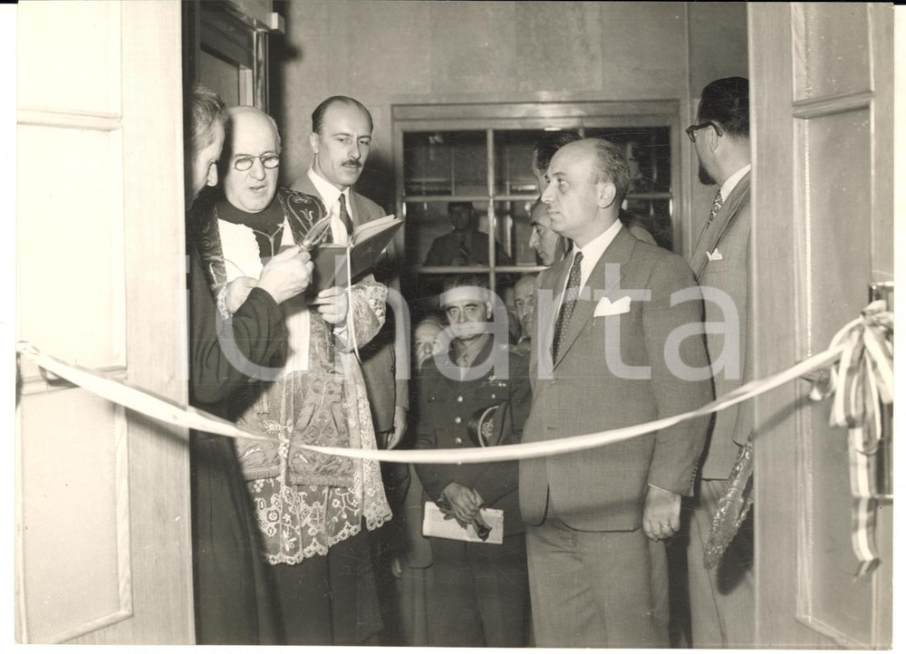1949 MILANO Amintore FANFANI inaugura sezione Vigentina INAM - Foto 18x13  Fotografia d'epoca con didascalia coeva al verso.   CONDIZIONI: G  FORMATO: 18x13 cm     originale e autentica 1