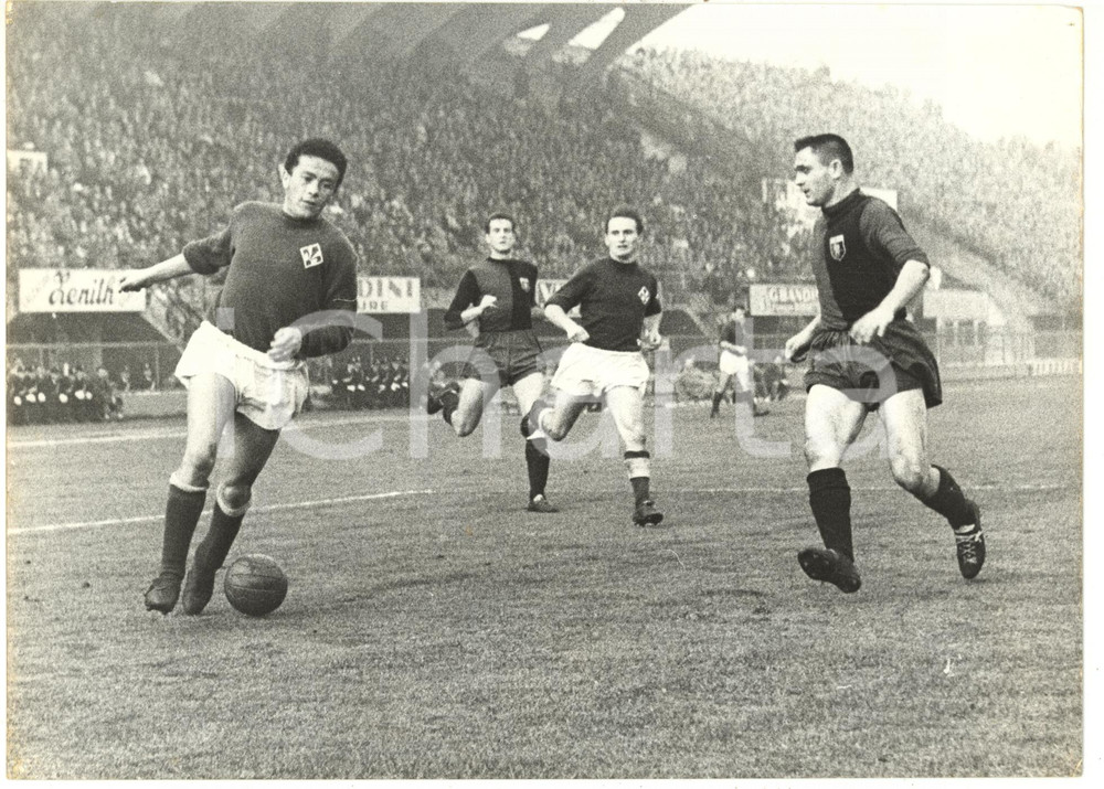 1960 ca CALCIO FIORENTINA-GENOA Miguel MONTUORI in possesso palla *Foto 24x18  Fotografia d'epoca.   CONDIZIONI: FAIR (bassa qualit&agrave; di stampa; forellini da affissione agli angoli) FORMATO: 24x18 cm     originale e autentica 1