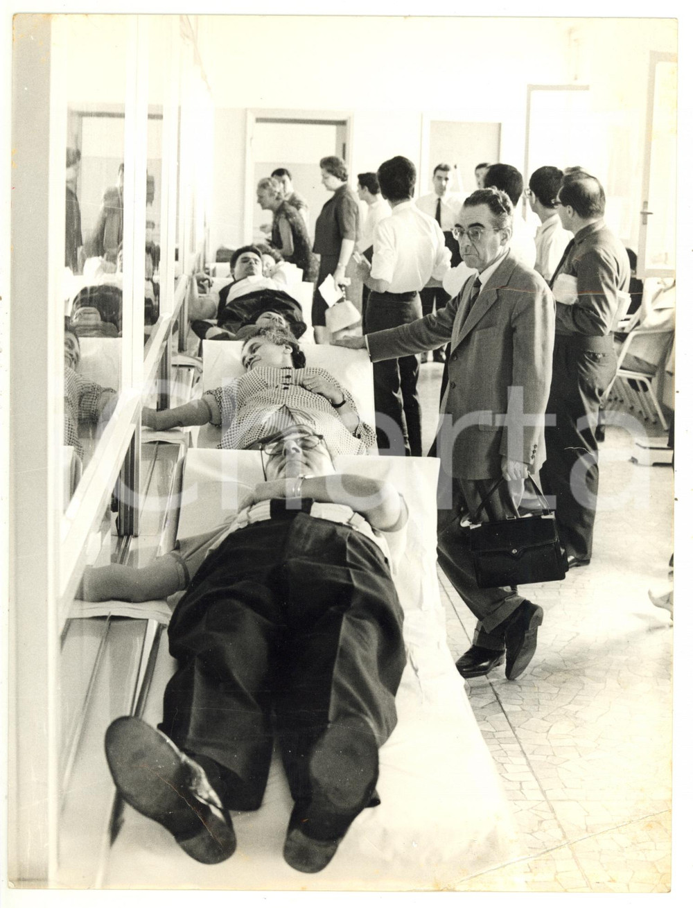 1967 MILANO - AVIS Raccolta di sangue per feriti di guerra israeliani *Foto   Fotografia d'epoca, con didascalia coeva al verso.  CONDIZIONI: POOR (piegature ai margini)FORMATO: 18x24 cm     originale e autentica 1