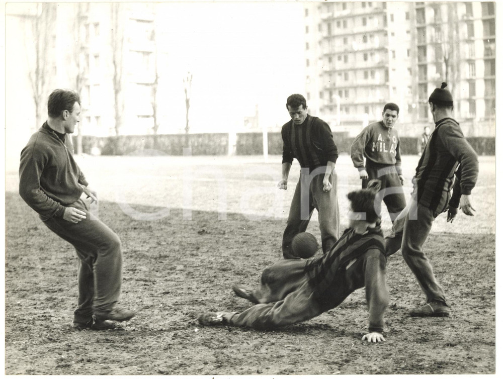 1960 MILANO CALCIO Allenamento MILAN - Francesco ZAGATTI recupera il pallone 