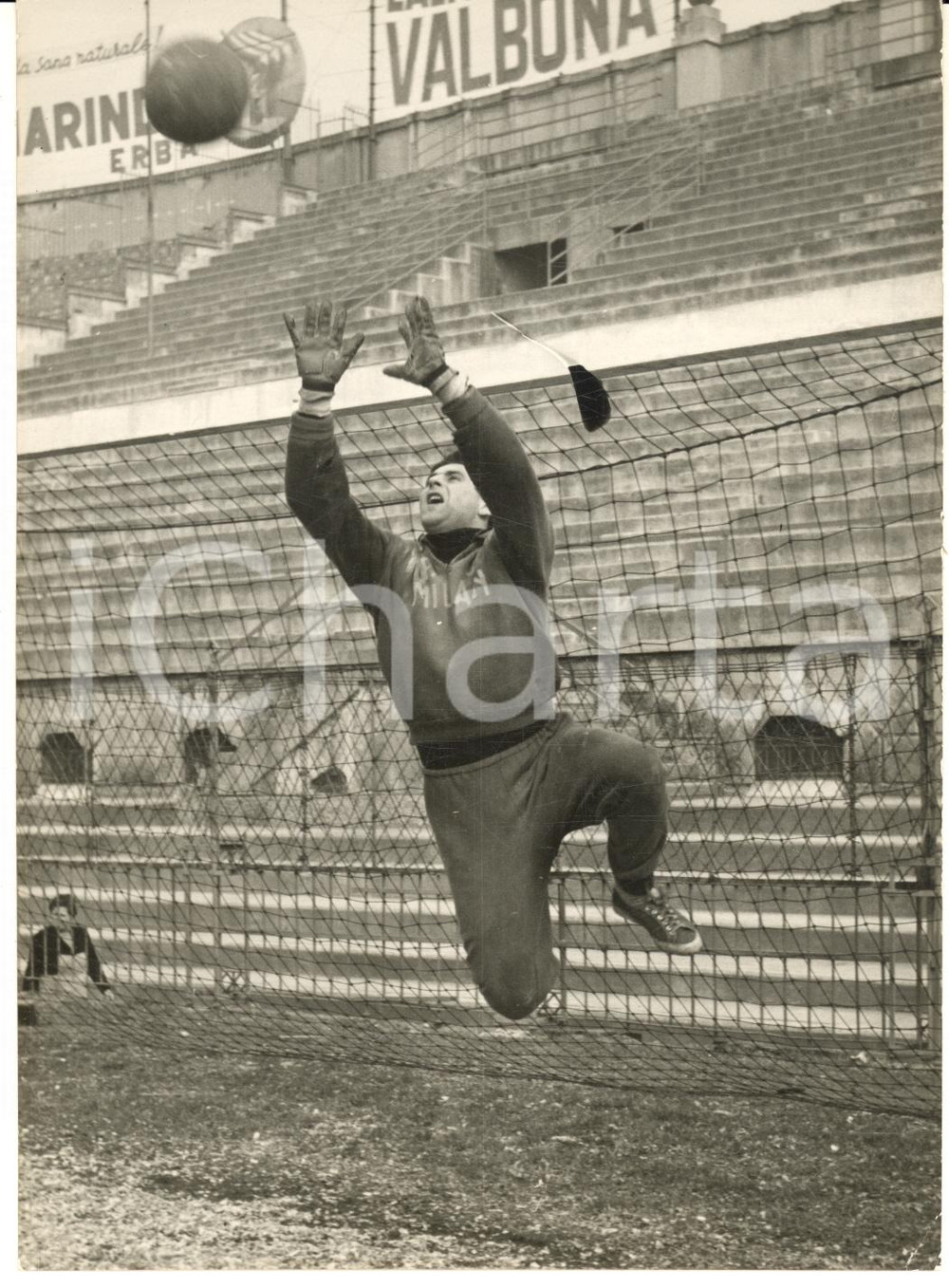 1959 CALCIO MILAN Portiere Lorenzo BUFFON in allenamento per il derby *Foto  Fotografia d'epoca con didascalia coeva al verso.    CONDIZIONI: G (ma lievi increspature) FORMATO: 13x18 cm     originale e autentica 1