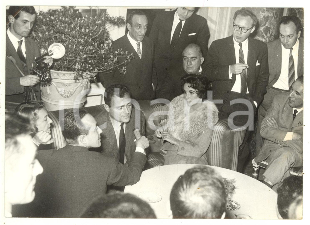 1958 ROMA Elizabeth TAYLOR con il marito Mike TODD durante conferenza stampa  Fotografia d'epoca, con didascalia coeva al verso.  CONDIZIONI: FAIR (piccola piegatura all'angolo superiore sinistro; minime piegature)FORMATO: 18x13 cm     originale e autentica 1