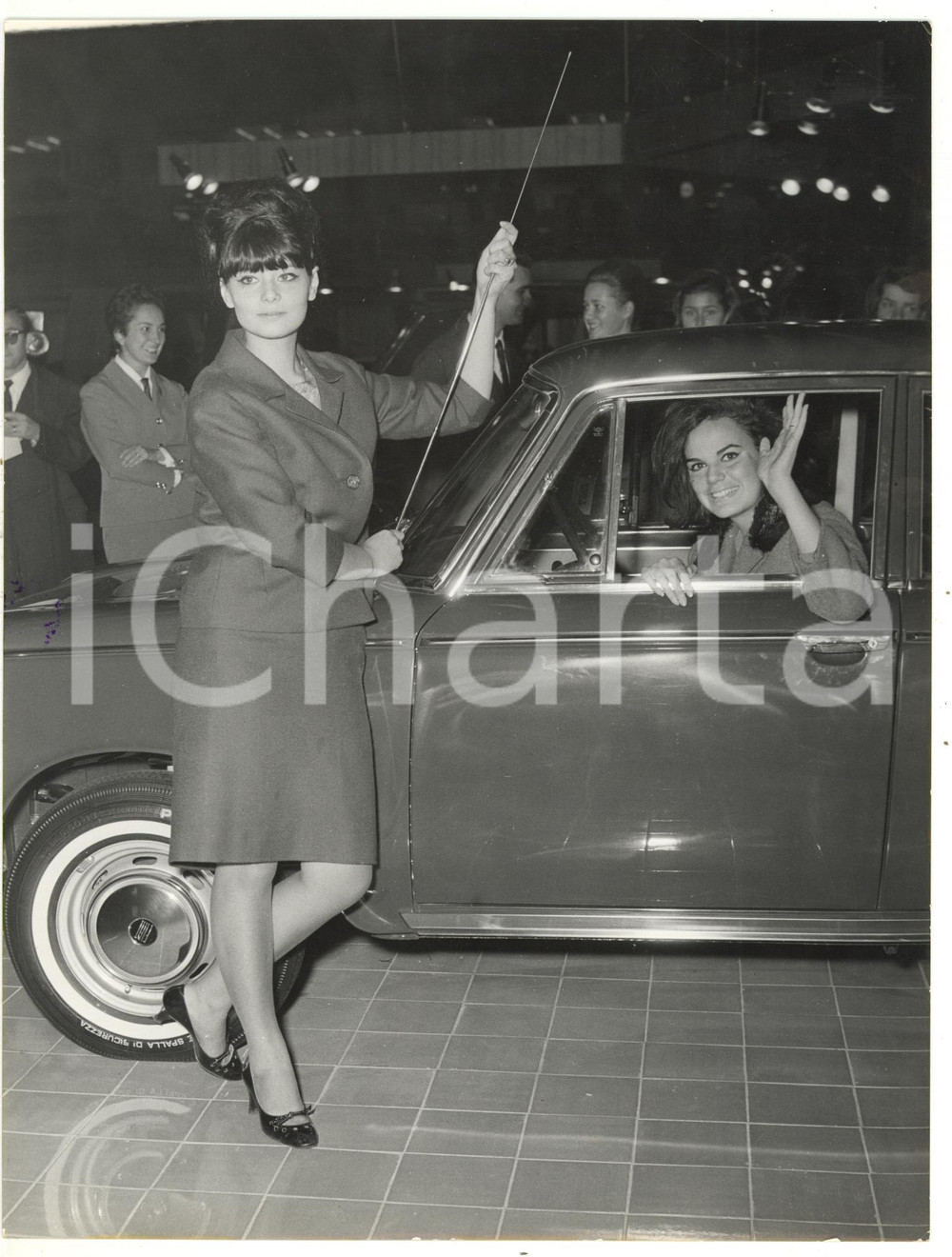 1963 TORINO Salone Auto - Marina FAVA e Franca DALL'OLIO ricevono FIAT in regalo  Fotografia d'epoca, con didascalia coeva al verso.  CONDIZIONI: GFORMATO: 18x24 cm     originale e autentica 1