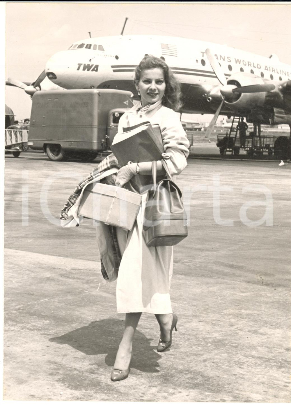 1956 ROMA CIAMPINO Arrivo di Abbe LANE su volo TWA - Foto 13x18 cm  Fotografia d'epoca con didascalia coeva al verso.   CONDIZIONI: G (ma lievi macchie in trasparenza) FORMATO: 13x18 cm     originale e autentica 1