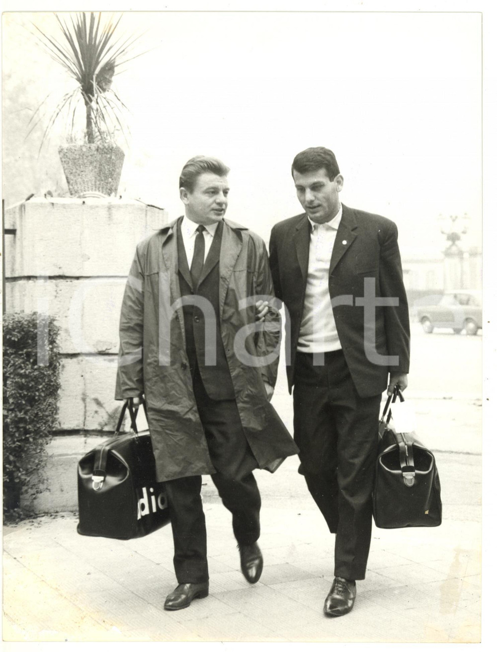 1962 MONZA CALCIO - VASAS SC Allenatore Lajos CSORDÃS con JÃ¡nos FARKAS *Foto  Fotografia d'epoca con didascalia coeva al verso.   CONDIZIONI: POOR (mancanza di pellicola fotografica al margine inferiore; minime tracce di inchiostro e sovraimpressione) FORMATO: 18x24 cm      originale e autentica 1