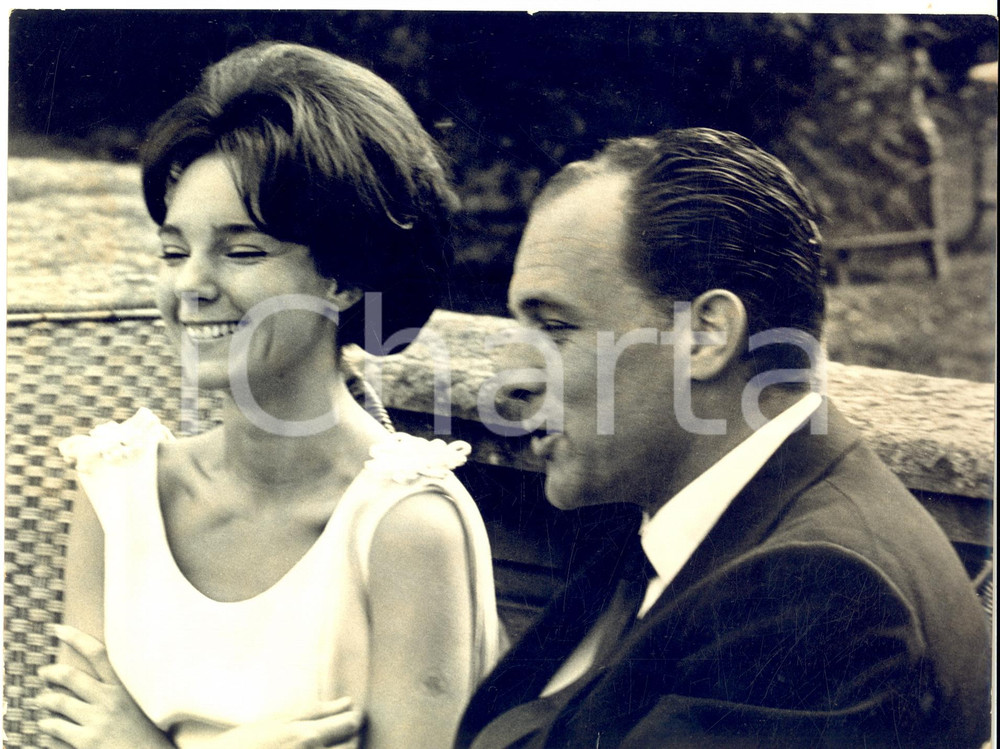 1962 TREVIGLIO Fidanzamento tra Fabrizia CITTERIO e Alessandro BORGHESE - Foto  Fotografia d'epoca con didascalia coeva.  CONDIZIONI:  FAIR (graffi superficiali; minimo strappo al margine inferiore) FORMATO: 24x18 cm     originale e autentica 1