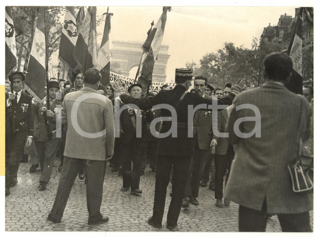 1958 PARIS Champs-Ã‰lysÃ©es - Guerra d'Algeria - Polizia blocca i manifestanti  Fotografia d'epoca, con didascalia coeva al verso.  CONDIZIONI: GFORMATO: 18x13 cm      originale e autentica 1