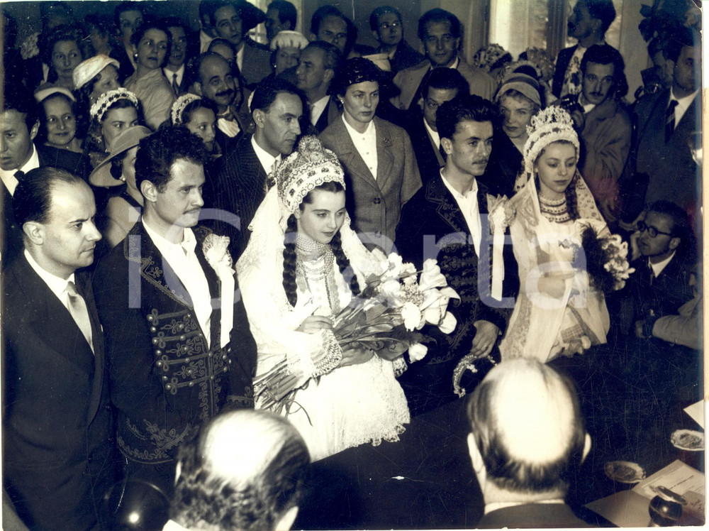 1957 CHENNEVIERES Hungarian dancers wed - Ingrid BERGMAN witness *Photo 24x18  Fotografia d'epoca con didascalia coeva.Si tratta del matrimonio di due coppie di ballerini dell'Hungarian Ballet: Laszlo Osvath e Margit Dravosz, Mihaly Zsely e Maria Laozko.  CONDIZIONI: FAIR (lieve sbrecciatura al margine inferiore) FORMATO: 24x18 cm     originale e autentica 1