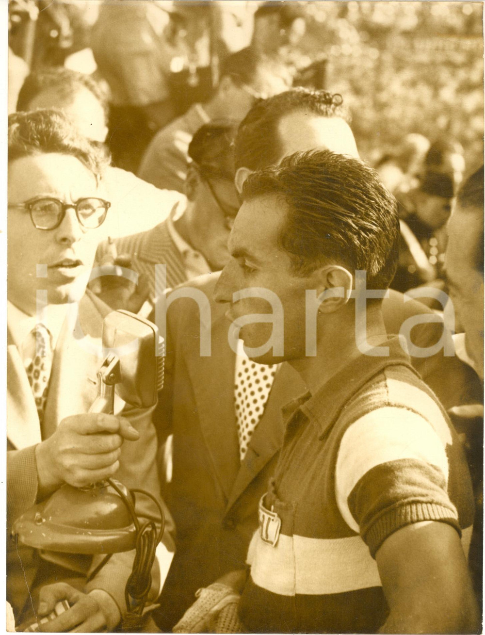 1956 CICLISMO TOUR DE FRANCE Intervista a Nino DE FILIPPIS "Il Cit" *Foto 18x24  Fotografia d'epoca con didascalia dattiloscritta coeva al verso.    CONDIZIONI: FAIR (lievi sovraimpressioni e ingiallimento diffuso)FORMATO: 18x24 cm     originale e autentica 1
