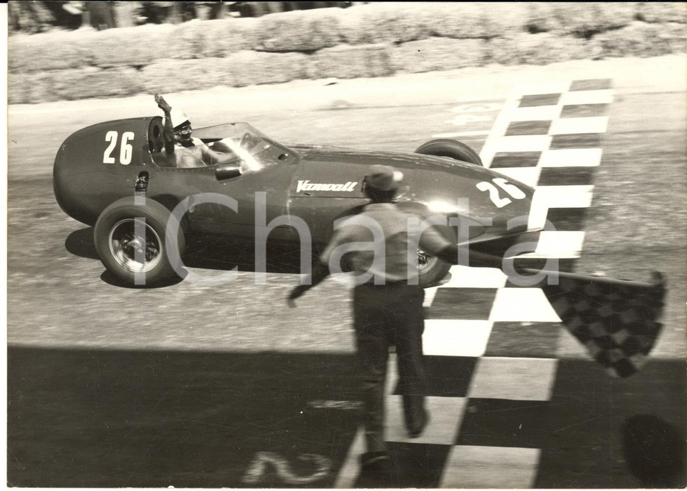 1957 AUTOMOBILISMO GP PESCARA Stirling MOSS vince su VANWALL - Foto 18x13 Fotografia d'epoca con didascalia coeva.  CONDIZIONI: GFORMATO: 18x13 cm     originale e autentica 1