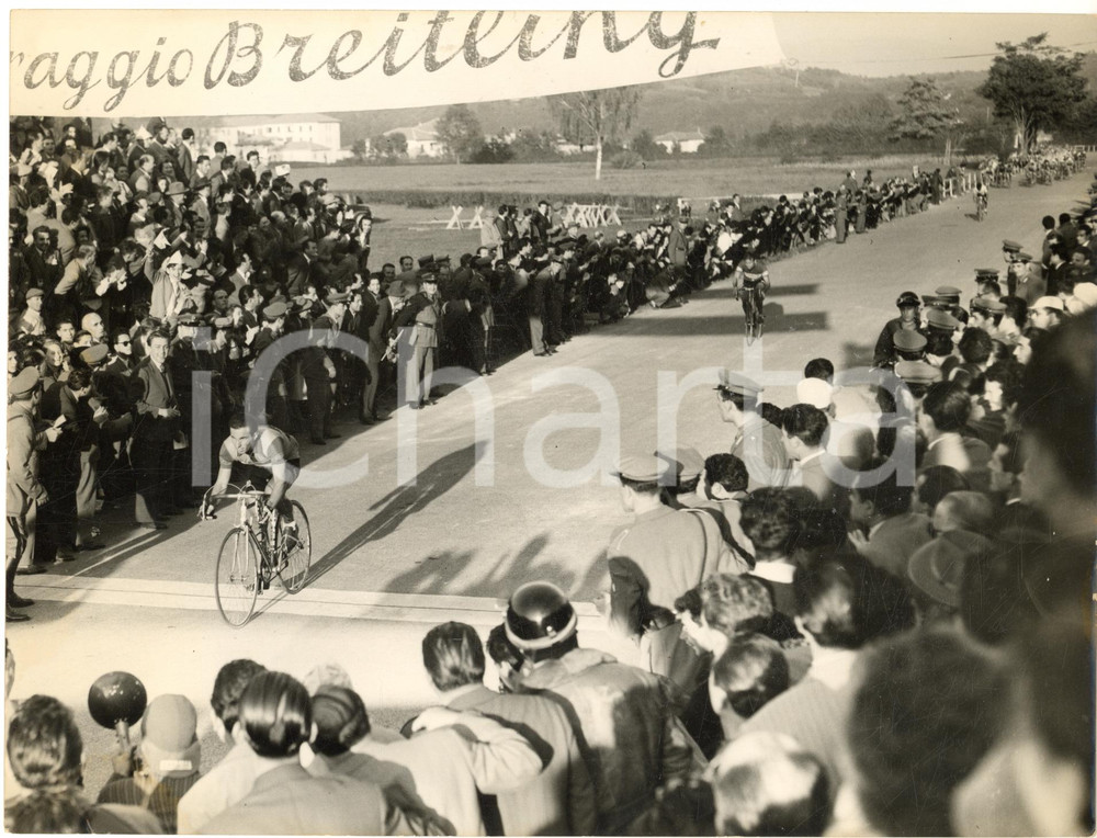 1953 CICLISMO TRE VALLI VARESINE Vittoria di Nino DE FILIPPIS - Foto 24x18  Fotografia d'epoca con didascalia dattiloscritta coeva al verso.    CONDIZIONI: G (ma lievi sovraimpressioni)FORMATO: 24x18 cm     originale e autentica 1