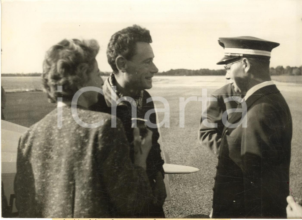 1960 NANTES RenÃ© LEDUC dopo il record internazionale su aereo RL 21 - Foto Fotografia d'epoca con didascalia dattiloscritta coeva. CONDIZIONI: G (la linea orizzontale visibile &egrave; un difetto di stampa)FORMATO: 18x13 cm     originale e autentica 1