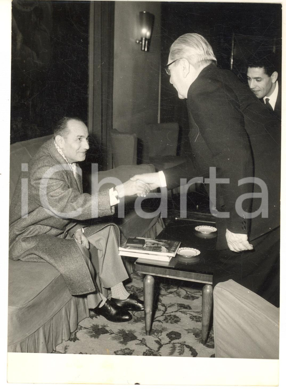 1957 MILANO Sindaco Virgilio FERRARI incontra re Mohammed V del Marocco - Foto Fotografia d'epoca con didascalia coeva al verso. CONDIZIONI: G (ma sovraimpressione al lato sinistro)FORMATO: 13x18 cm     originale e autentica 1