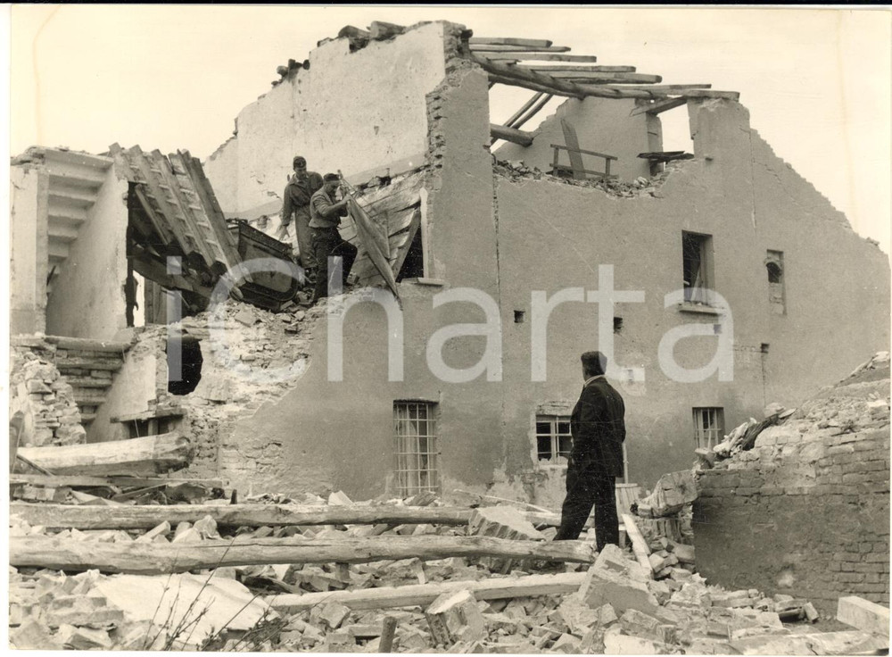 1957 ROBECCO PAVESE Militari in una casa devastata dal tornado *Foto 18x13