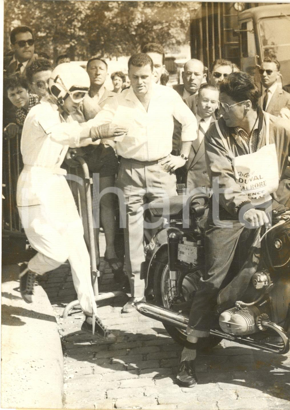 1959 MOTOCICLISMO PARIS-LONDON Colette DUVAL pronta alla partenza *Foto