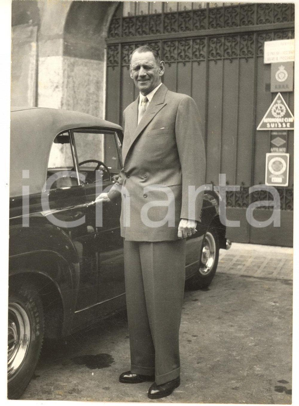 1957 ROMA Re Federico IX di Danimarca all'uscita dall'albergo *Foto 13x18 cm Fotografia d'epoca con didascalia coeva al verso.  CONDIZIONI: G  FORMATO: 13x18 cm    originale e autentica 1