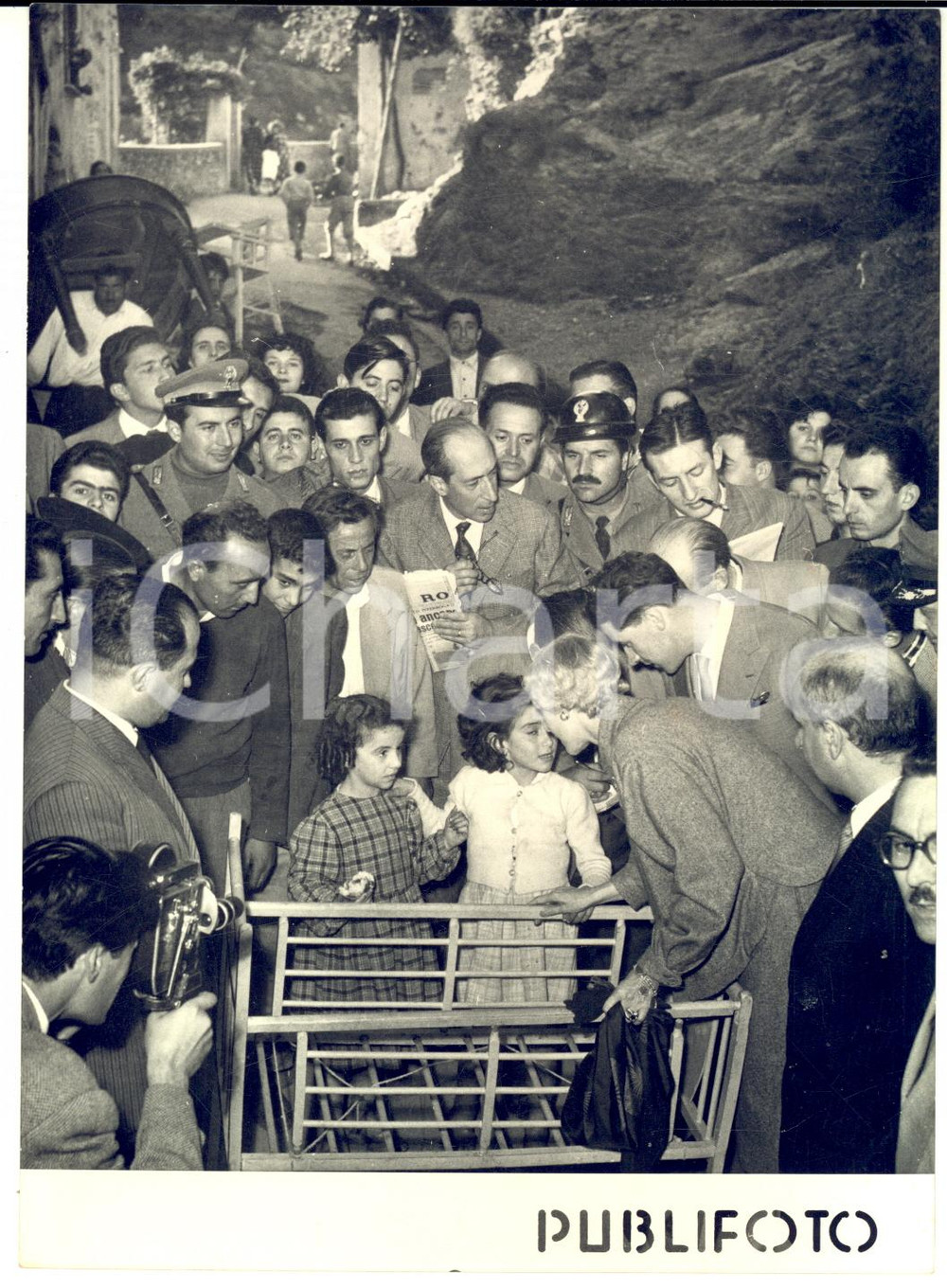 1954 ALLUVIONE NEL SALERNITANO Visita Clare BOOTHE LUCE in localitÃ  CANALONE  Fotografia d'epoca, con didascalia dattiloscritta coeva al verso.  CONDIZIONI: G (lieve sovraimpressione circolare) FORMATO: 13x18 cm    originale e autentica 1