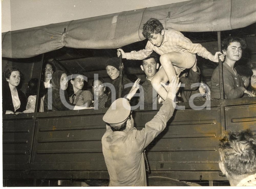 1957 ALLUVIONE DEL POLESINE Sfollati su un carro - Fotografia 18x13 cm