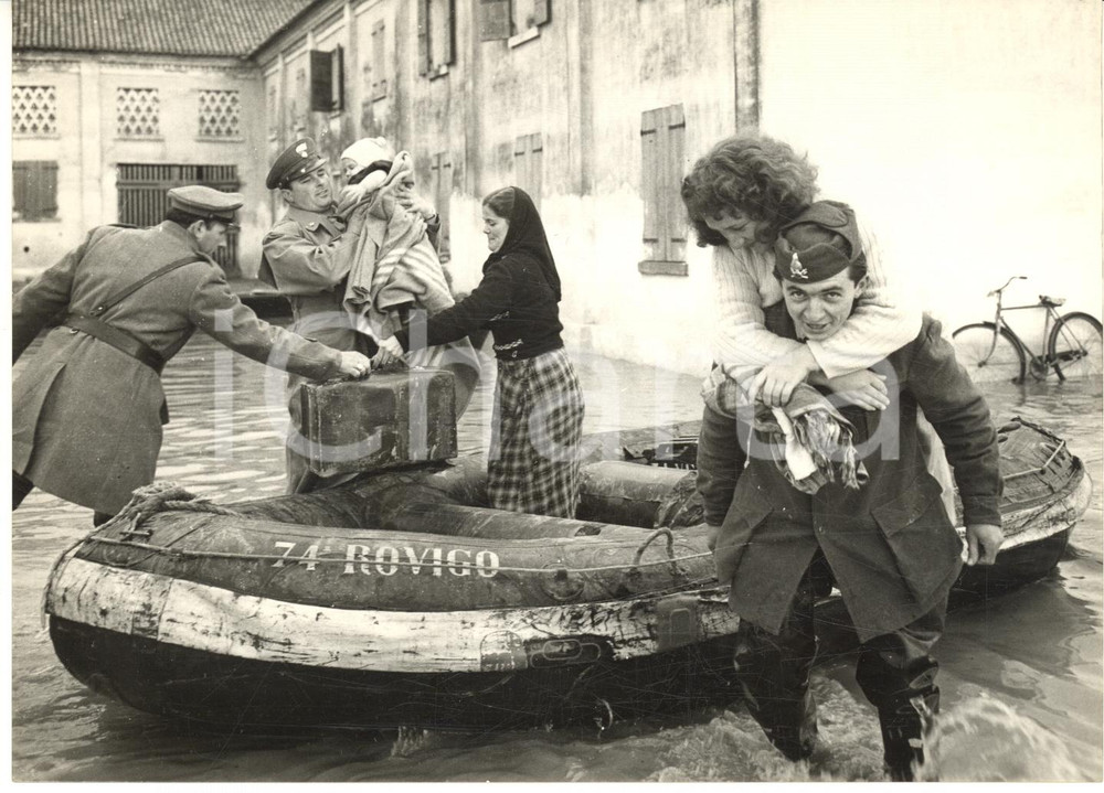 1957 ALLUVIONE Isola POLESINE CAMERINI Famiglie evacuate sui gommoni *Foto 18x13 Fotografia d'epoca con didascalia coeva al verso. CONDIZIONI: GFORMATO: 18x13 cm     originale e autentica 1
