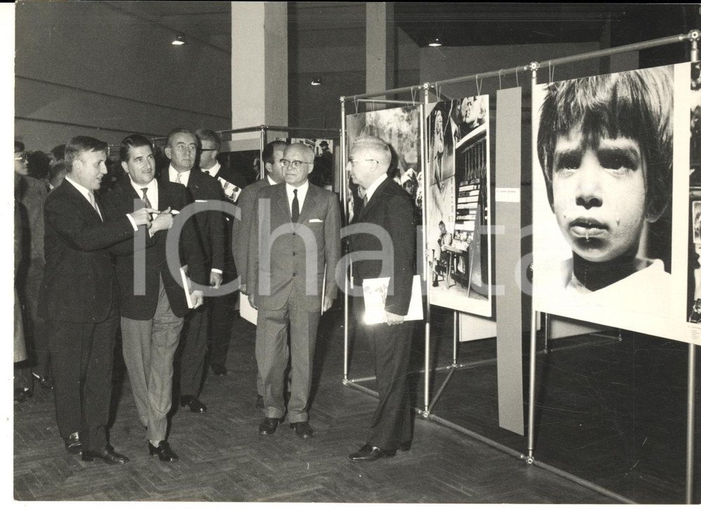 1969 MILANO Mostra SICOF Lanfranco COLOMBO guida sindaco Aldo ANIASI *Foto 18x13 Fotografia d'epoca con didascalia coeva.  CONDIZIONI: FAIR (lievi piegature)FORMATO: 18x13 cm     originale e autentica 1