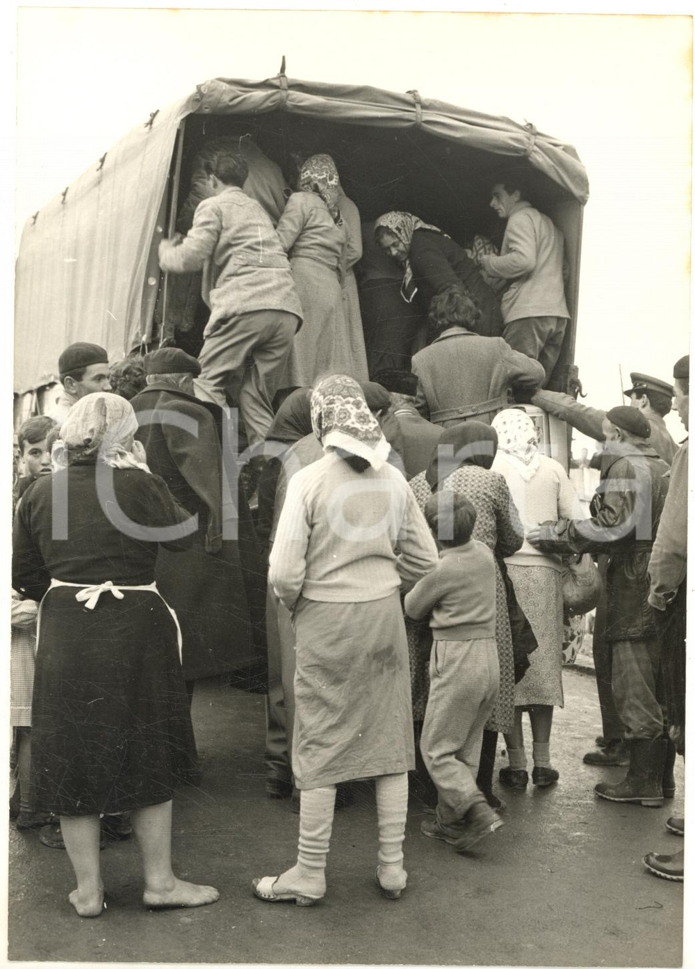 1957 ALLUVIONE DI GORO Soccorsi alla popolazione in fuga - Foto 13x18 cm