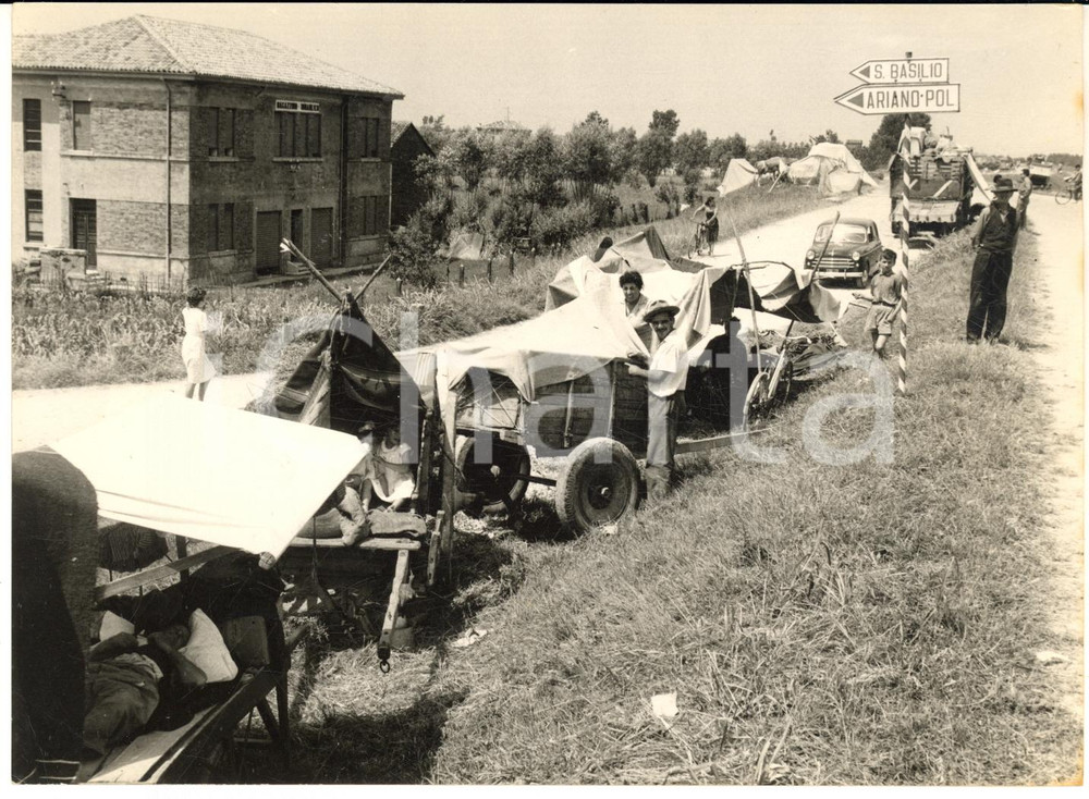 1957 ALLUVIONE PO DI GORO Recupero dei beni degli sfollati - Foto 18x13 cm Fotografia d'epoca con didascalia coeva al verso. CONDIZIONI: GFORMATO: 18x13 cm     originale e autentica 1