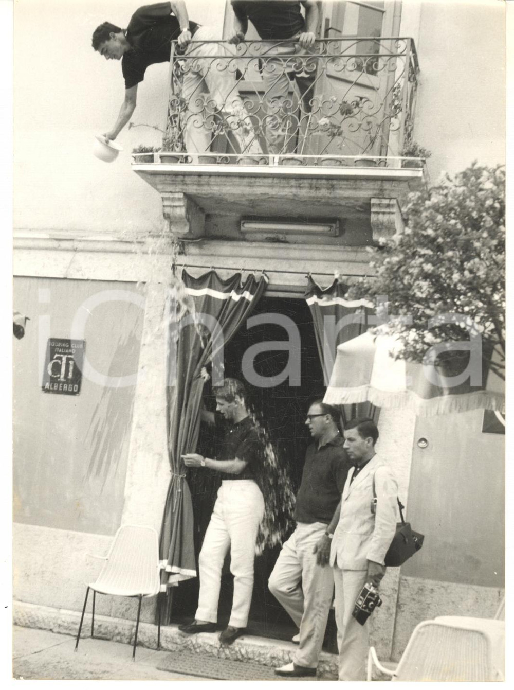 1962 CALCIO ASIAGO Raduno MILAN - Scherzo di Bruno MORA a Gianni RIVERA Foto  Fotografia d'epoca con didascalia coeva al verso.   CONDIZIONI: G FORMATO: 13x18 cm     originale e autentica 1
