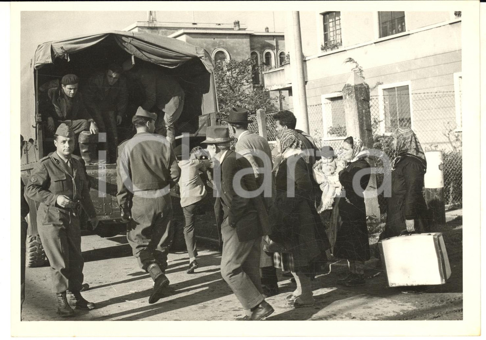 1957 ALLUVIONE POLESINE - PORTO TOLLE - Smistamento profughi *Foto 18x13 cm Fotografia d'epoca con didascalia coeva al verso. CONDIZIONI: GFORMATO: 18x13 cm     originale e autentica 1
