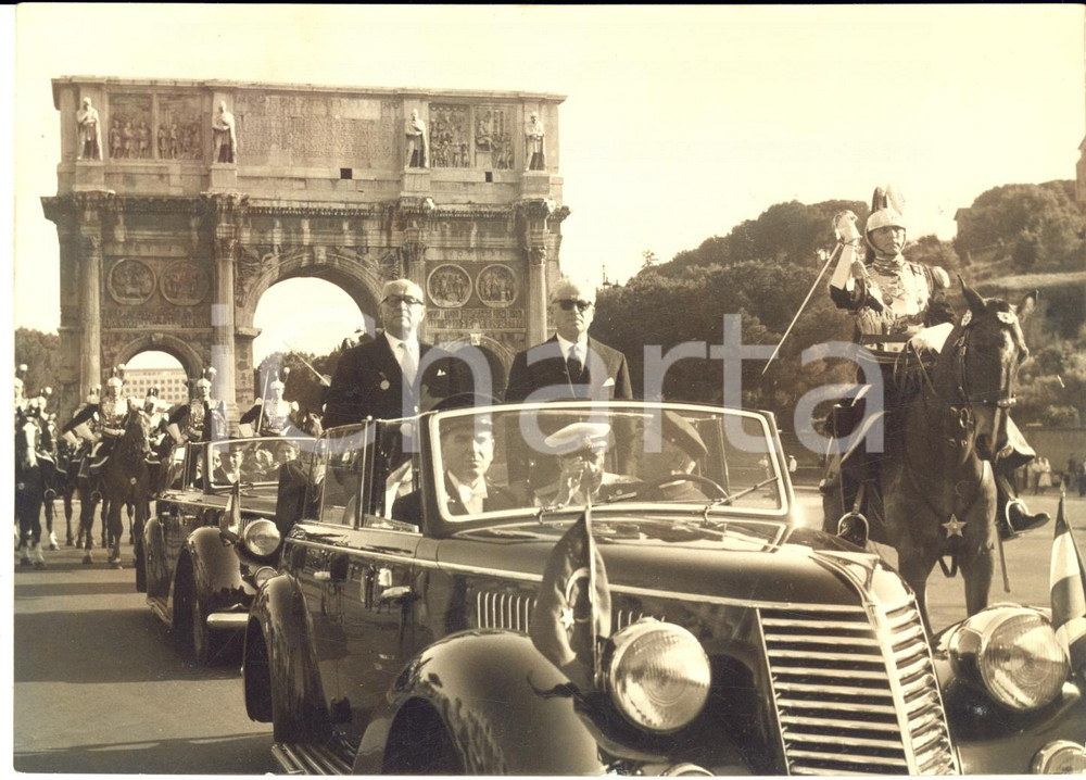 1959 ROMA Arco di Costantino - Presidente turco Celâl BAYAR con Giovanni GRONCHI