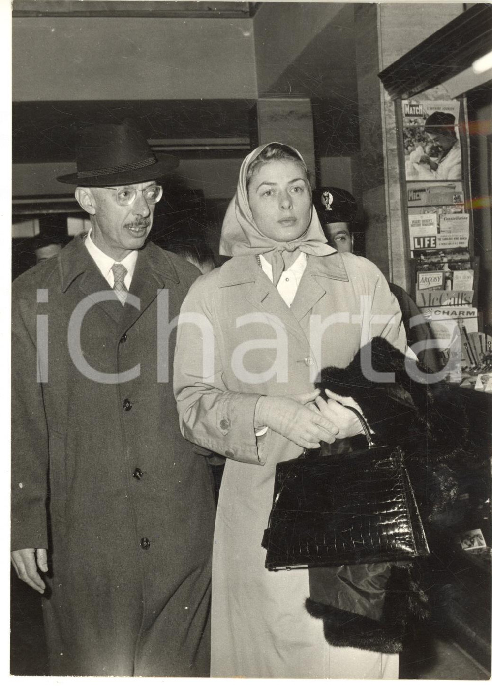 1957 Aeroporto ROMA Ingrid BERGMAN con l'avvocato Ercole GRAZIADEI - Foto 13x18