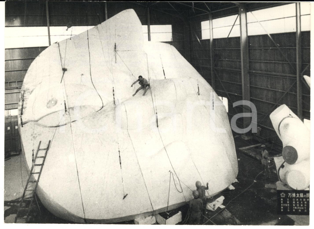 1970 EXPO TOKYO Pittore Taro OKAMOTO termina scultura "La faccia del sole"  Foto