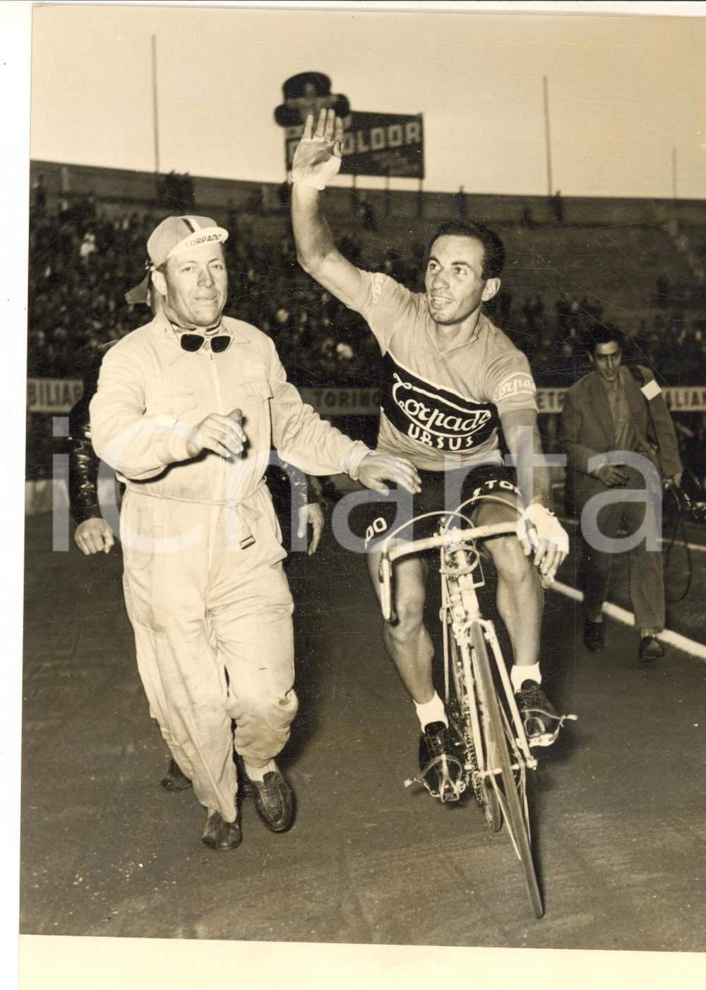 1954 CICLISMO GIRO DELL'EMILIA  Nino DEFILIPPIS all'arrivo - Foto 13x18 cm