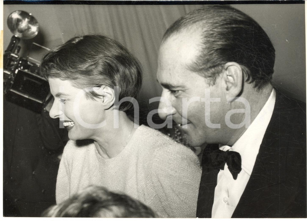 1954 MILANO Teatro alla Scala - Ingrid BERGMAN e Roberto ROSSELLINI alla prima  Fotografia d'epoca con didascalia coeva.La coppia si trovava alla prima di "Giovanna d'Arco".  CONDIZIONI: FAIR (ondulature al margine superiore) FORMATO: 18x13 cm     originale e autentica 1