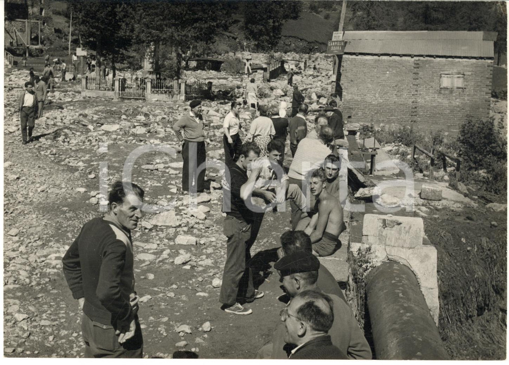 1958 ALLUVIONE CAMPIGLIA SOANA (TO) Famiglie di sfollati - Foto 18x13 cm Fotografia d'epoca con didascalia coeva al verso. CONDIZIONI: GFORMATO: 18x13 cm     originale e autentica 1