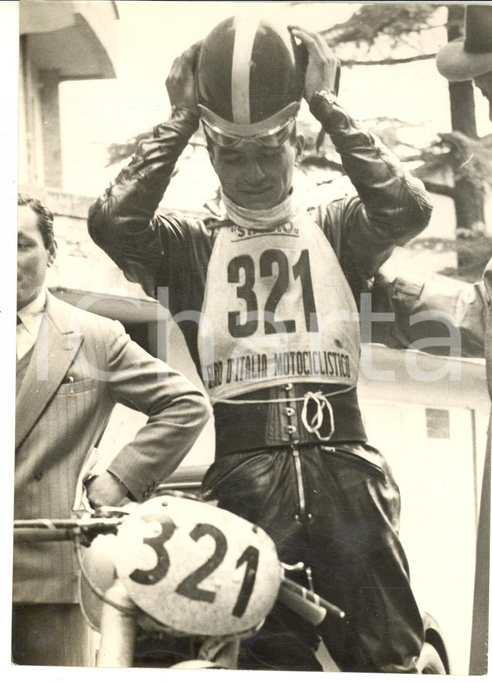 1954 MOTOCICLISMO Tarquinio PROVINI vince il MOTOGIRO D'ITALIA *Foto 13x18 cm  Fotografia d'epoca con didascalia coeva al verso.   CONDIZIONI: G FORMATO: 13x18 cm     originale e autentica 1