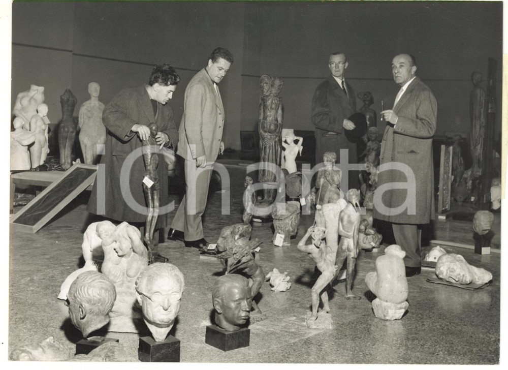 1957 BIENNALE MILANO Museo Permanente - Commissione giudicatrice valuta le opere