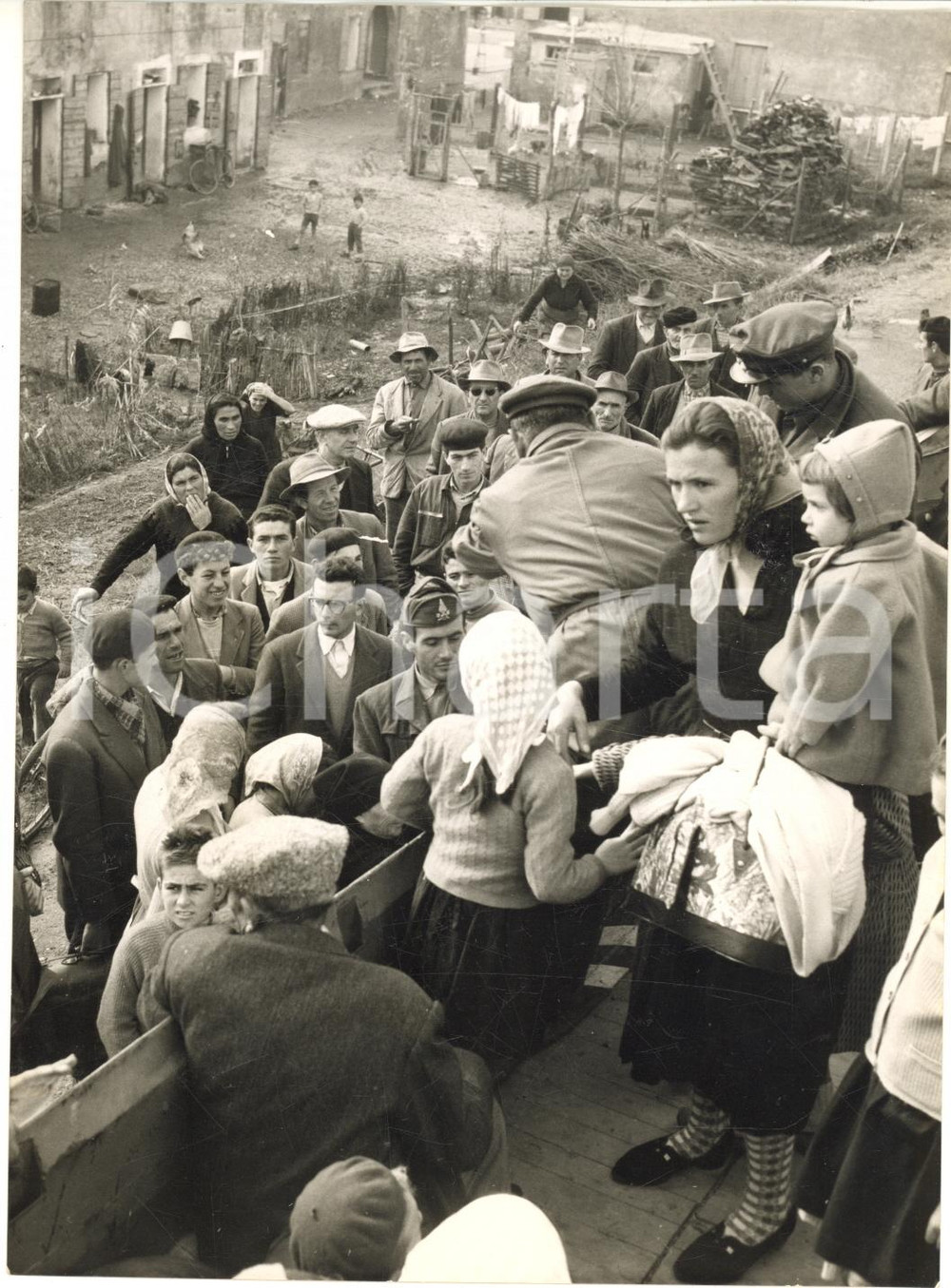 1957 ALLUVIONE Isola POLESINE CAMERINI Sgombero famiglie contadine - Foto 13x18 Fotografia d'epoca con didascalia coeva al verso. CONDIZIONI: GFORMATO: 13x18 cm     originale e autentica 1