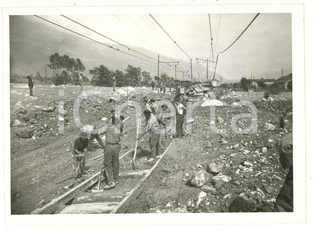 1957 ALLUVIONE BUSSOLENO Operai liberano le rotaie dal fango *Foto 18x13 cm