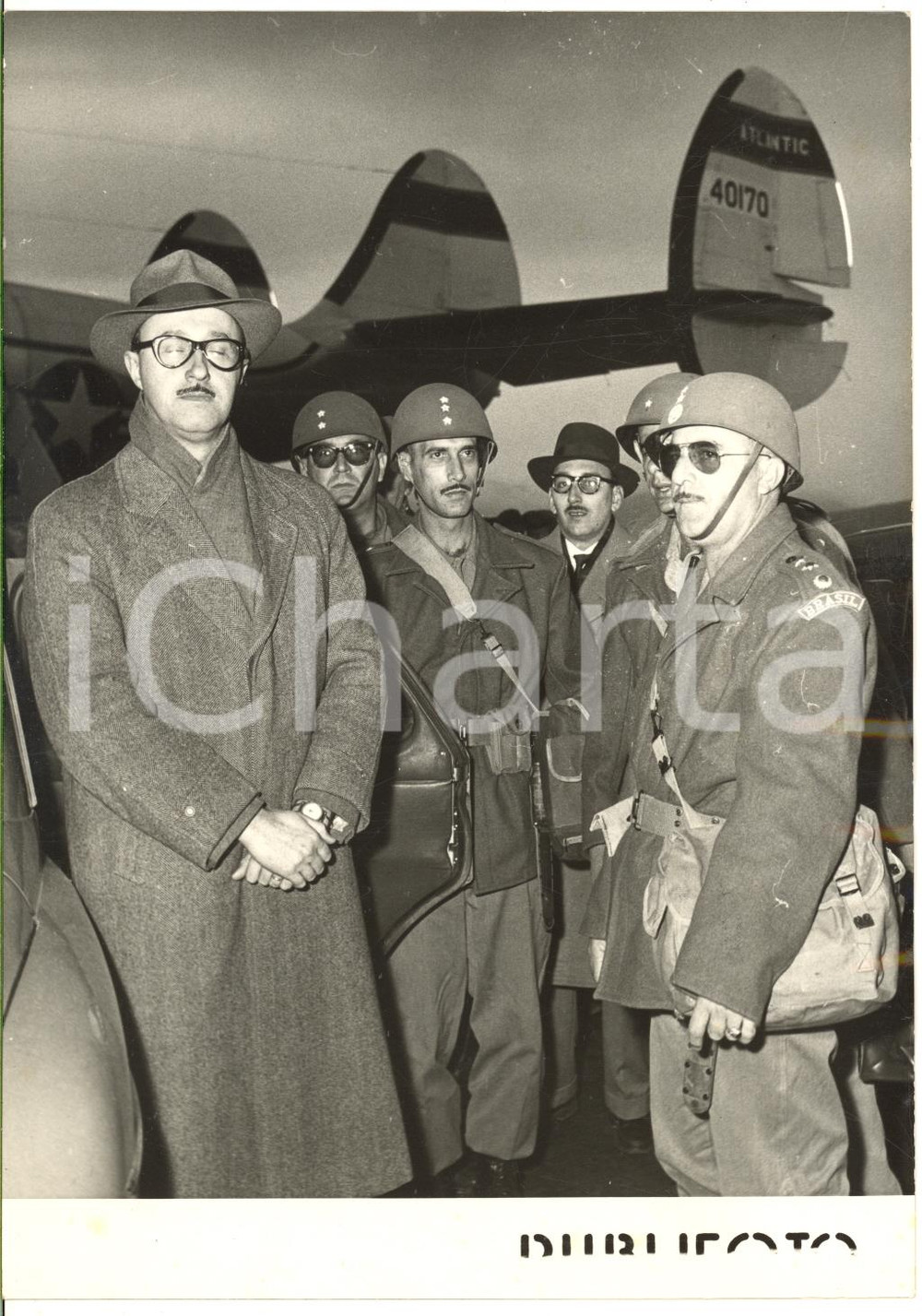 1957 NAPOLI CAPODICHINO Arrivo corpo brasiliano di polizia internazionale *Foto Fotografia d'epoca con didascalia coeva.  CONDIZIONI: G FORMATO: 13x18 cm      originale e autentica 1